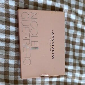 Anastasia Beverly Hills Nicole Guerriero Glow Kit in Peach